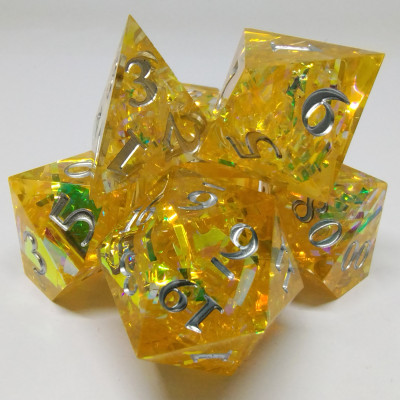Glaçons prismatique jaune dans une bouteille avec couvercle dévisable