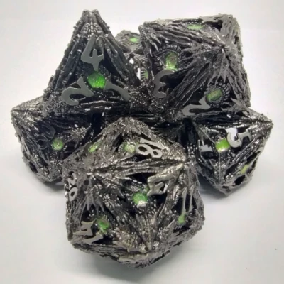 Oeil de diable - argent brossé avec oeil vert chatoyant dans une boîte en métal