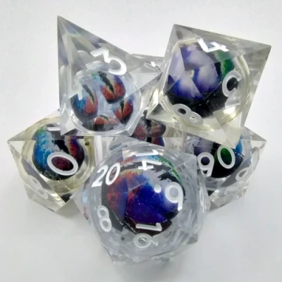 Kit de dés "Liquid Core" Oeil de Dragon - transparent avec oeil multicolore dans une bouteille avec couvercle dévisable