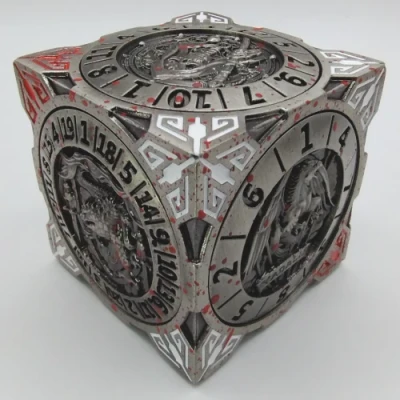 Cube de Chaos - argent ancien ensanglanté dans une boîte noire