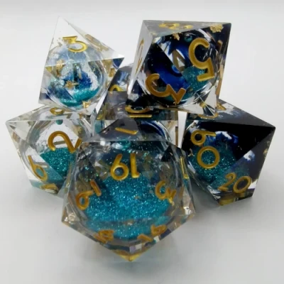 Effervescence Mystique - transparence tachée noire avec feuille d'or, paillettes bleues, et chiffres dorés dans une bouteille avec couvercle dévisable