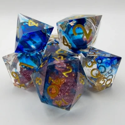 Effervescence Mystique - transparence tachée bleue avec feuille d'or et paillettes roses dans une bouteille avec couvercle dévisable