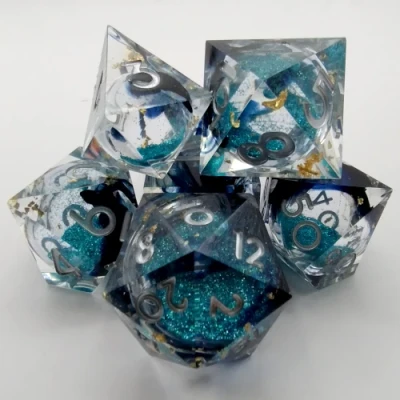 Effervescence Mystique - transparence tachée noire avec feuille d'or, paillettes bleues, et chiffres argentés dans une bouteille avec couvercle dévisable